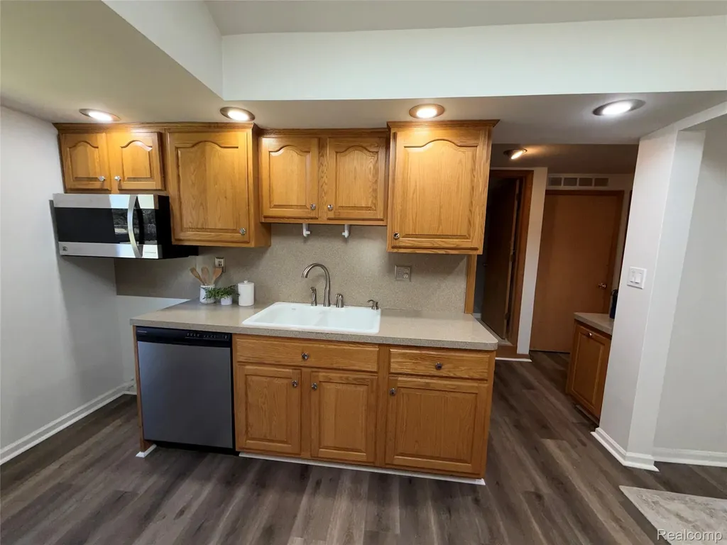 23211 Glenbrook Street St. Clair Shores City MI 48082