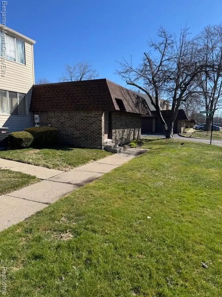 7 Hampton Towne Street Southfield City MI 48075
