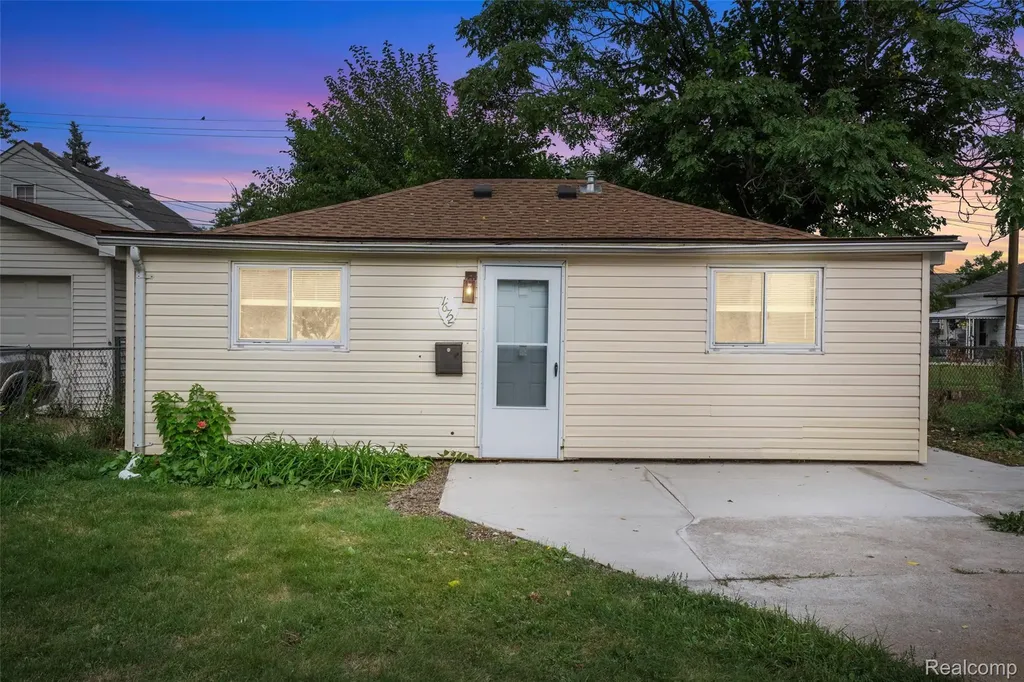 1672 Lafayette Boulevard Lincoln Park City MI 48146
