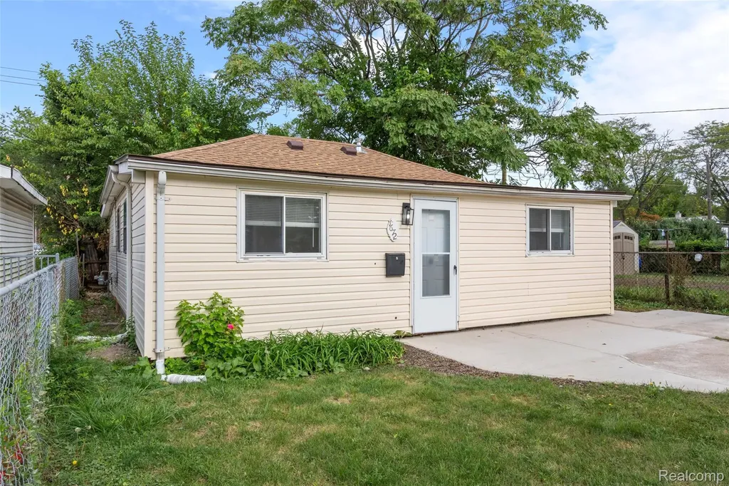 1672 Lafayette Boulevard Lincoln Park City MI 48146