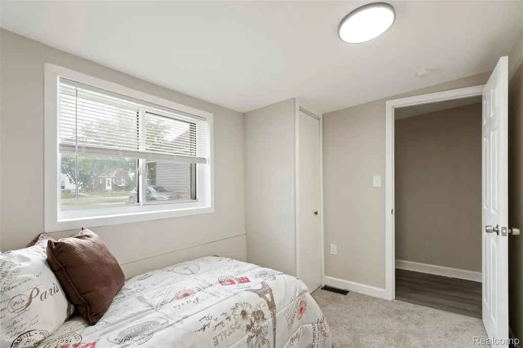1672 Lafayette Boulevard Lincoln Park City MI 48146