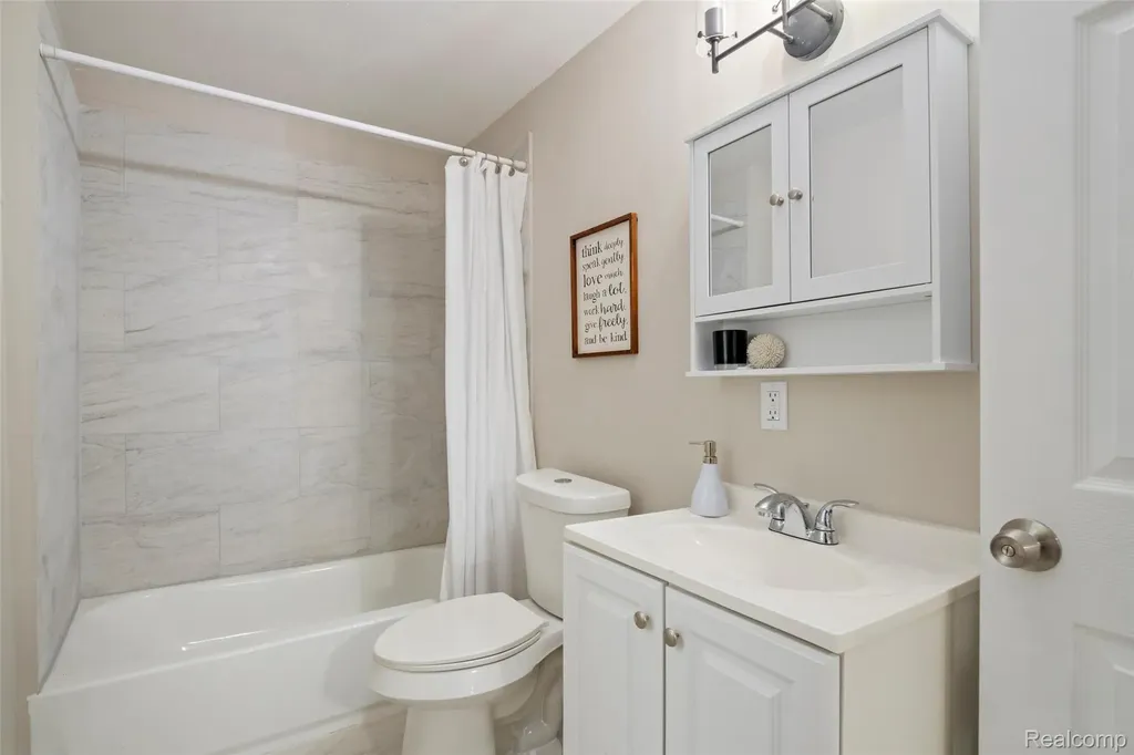 1672 Lafayette Boulevard Lincoln Park City MI 48146