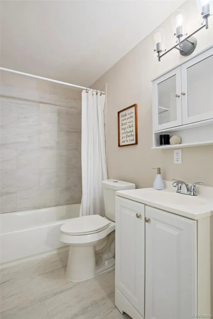 1672 Lafayette Boulevard Lincoln Park City MI 48146