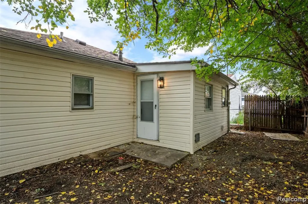 1672 Lafayette Boulevard Lincoln Park City MI 48146