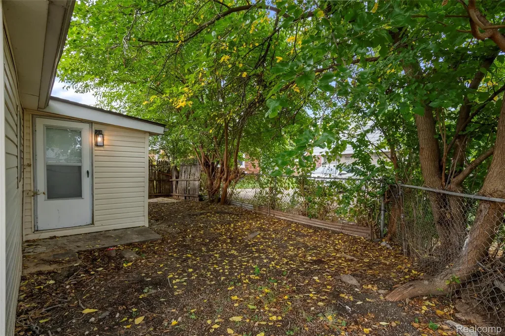 1672 Lafayette Boulevard Lincoln Park City MI 48146