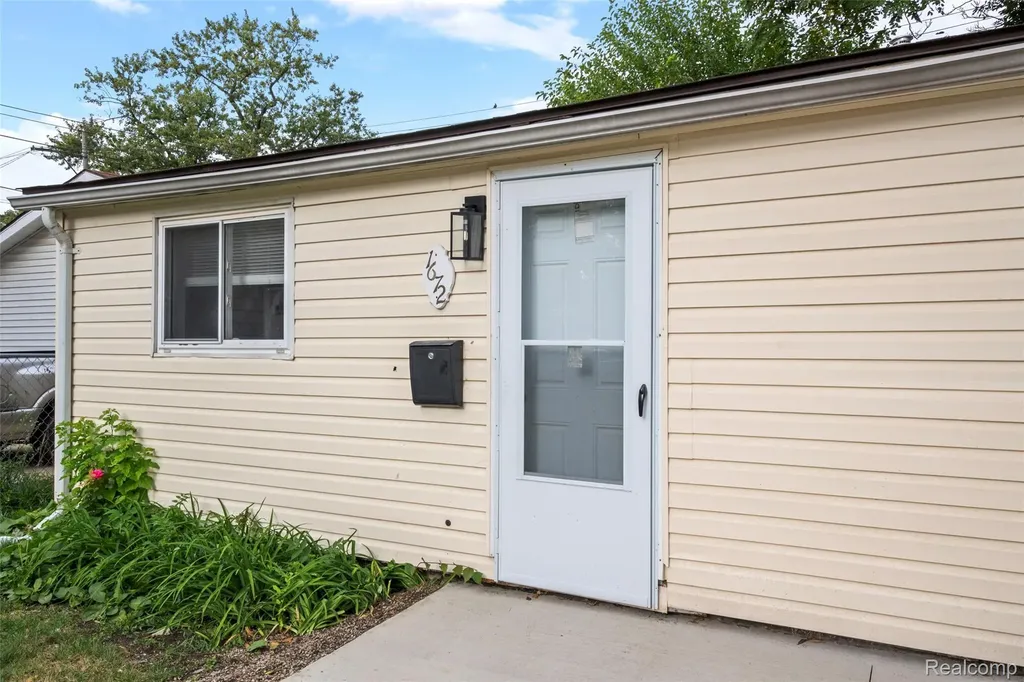 1672 Lafayette Boulevard Lincoln Park City MI 48146