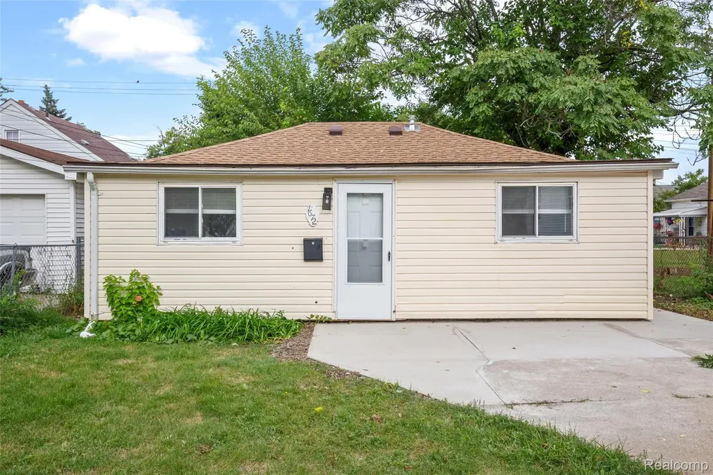 1672 Lafayette Boulevard Lincoln Park City MI 48146