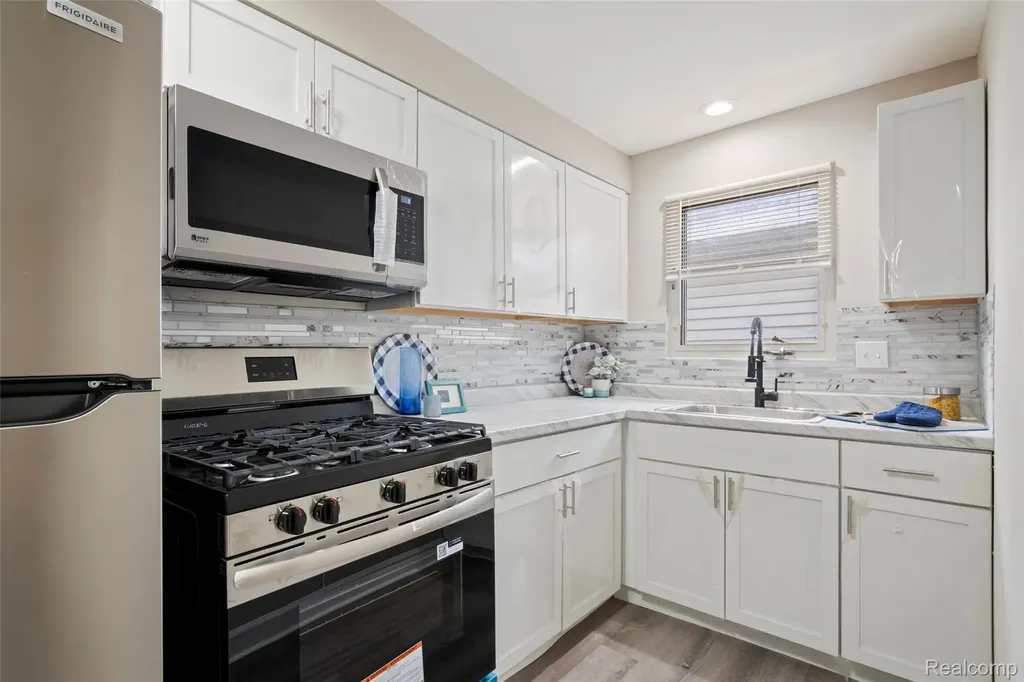 1672 Lafayette Boulevard Lincoln Park City MI 48146