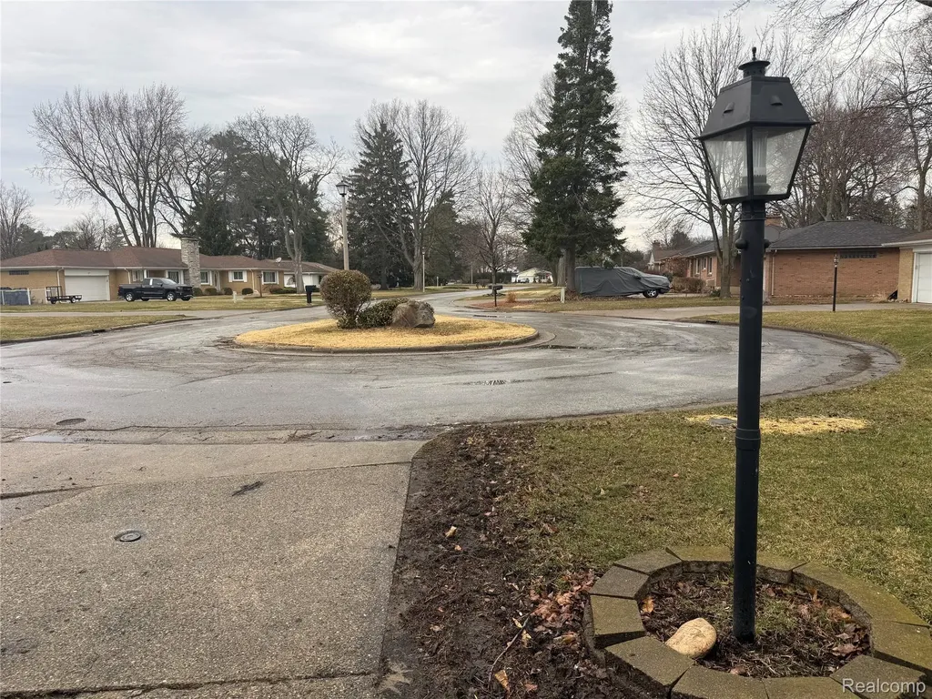 50 Shadyside Court Saginaw Charter Township MI 48638
