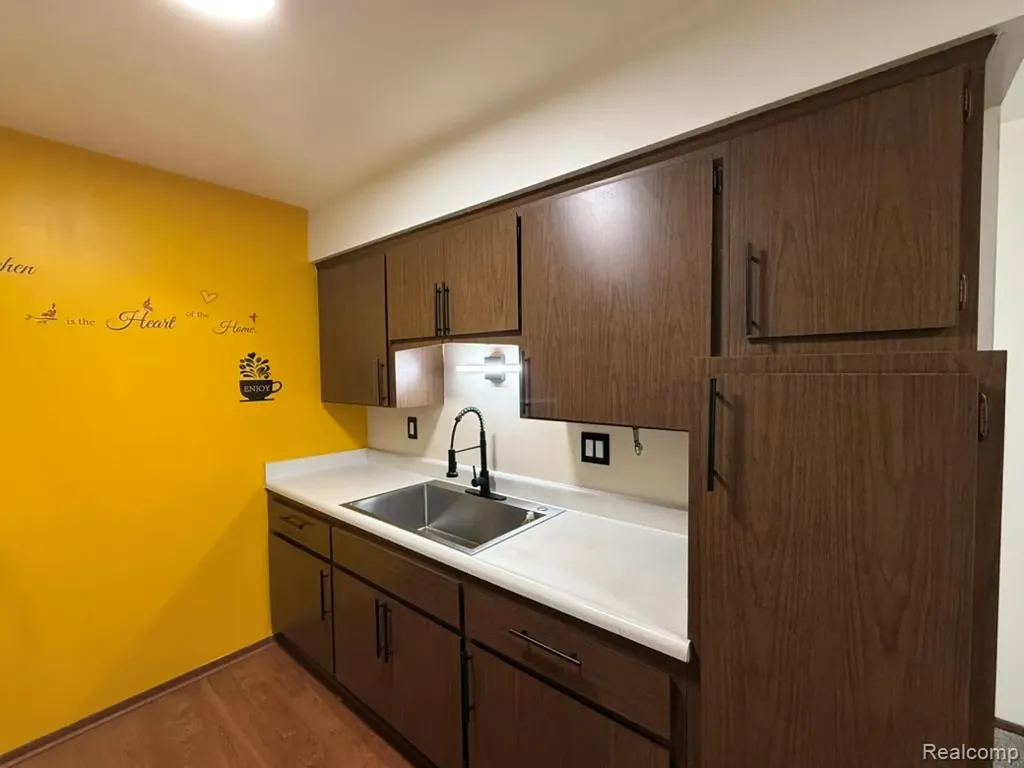 19585 Masonic Boulevard Roseville City MI 48066