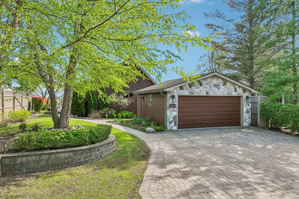3641 Mann Road Waterford Charter Township MI 48346