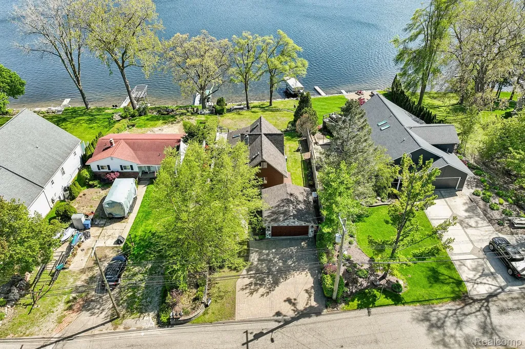 3641 Mann Road Waterford Charter Township MI 48346