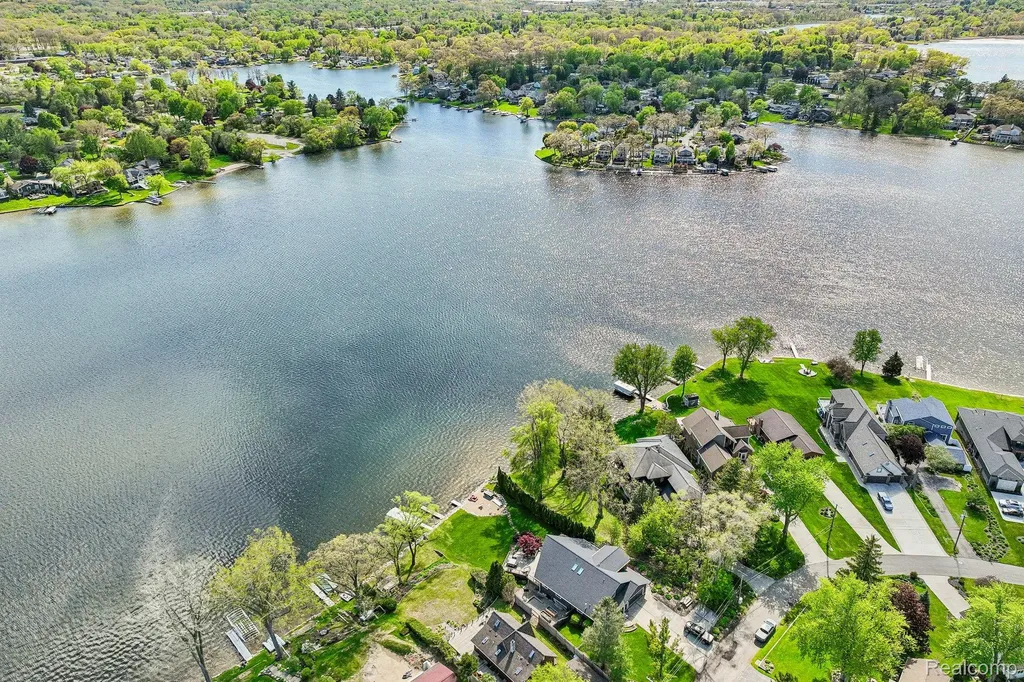 3641 Mann Road Waterford Charter Township MI 48346