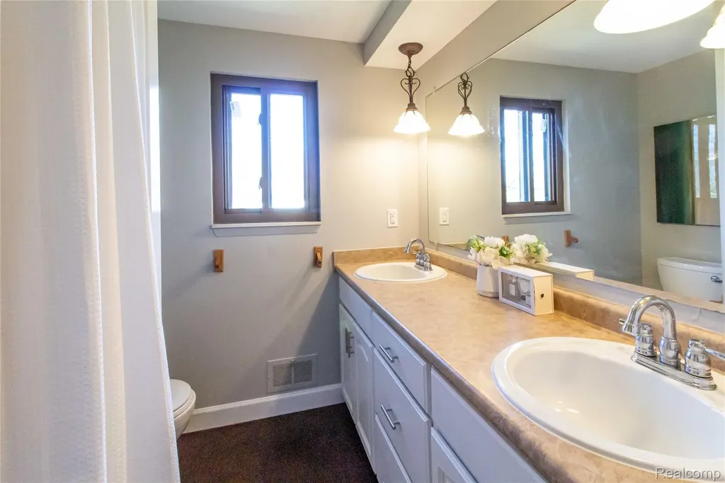 845 Longfellow Drive Troy City MI 48085
