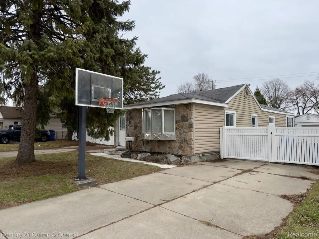 8320 Robindale Avenue Dearborn Heights City MI 48127