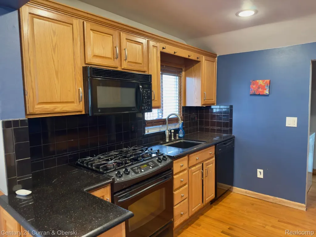 8320 Robindale Avenue Dearborn Heights City MI 48127