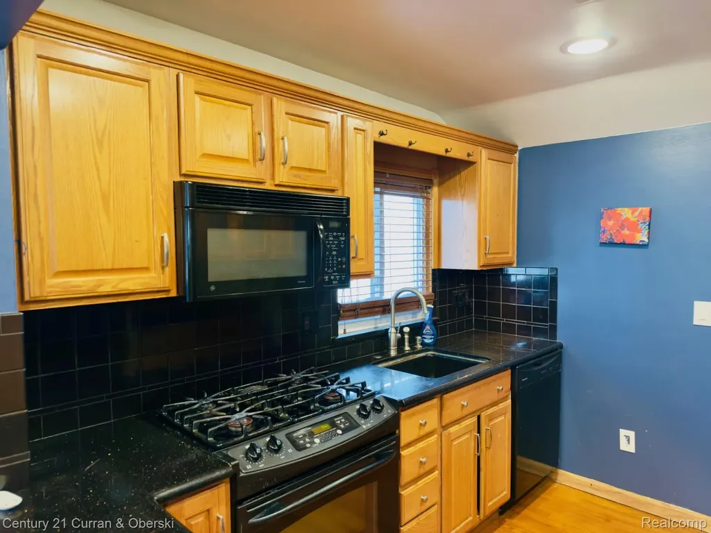 8320 Robindale Avenue Dearborn Heights City MI 48127