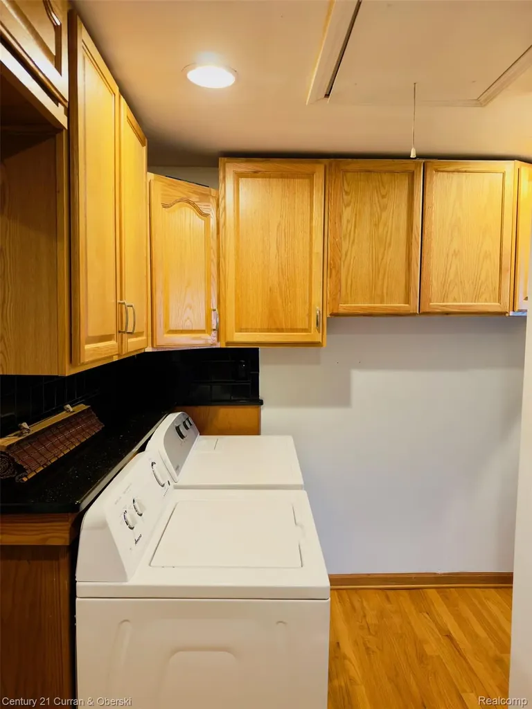 8320 Robindale Avenue Dearborn Heights City MI 48127