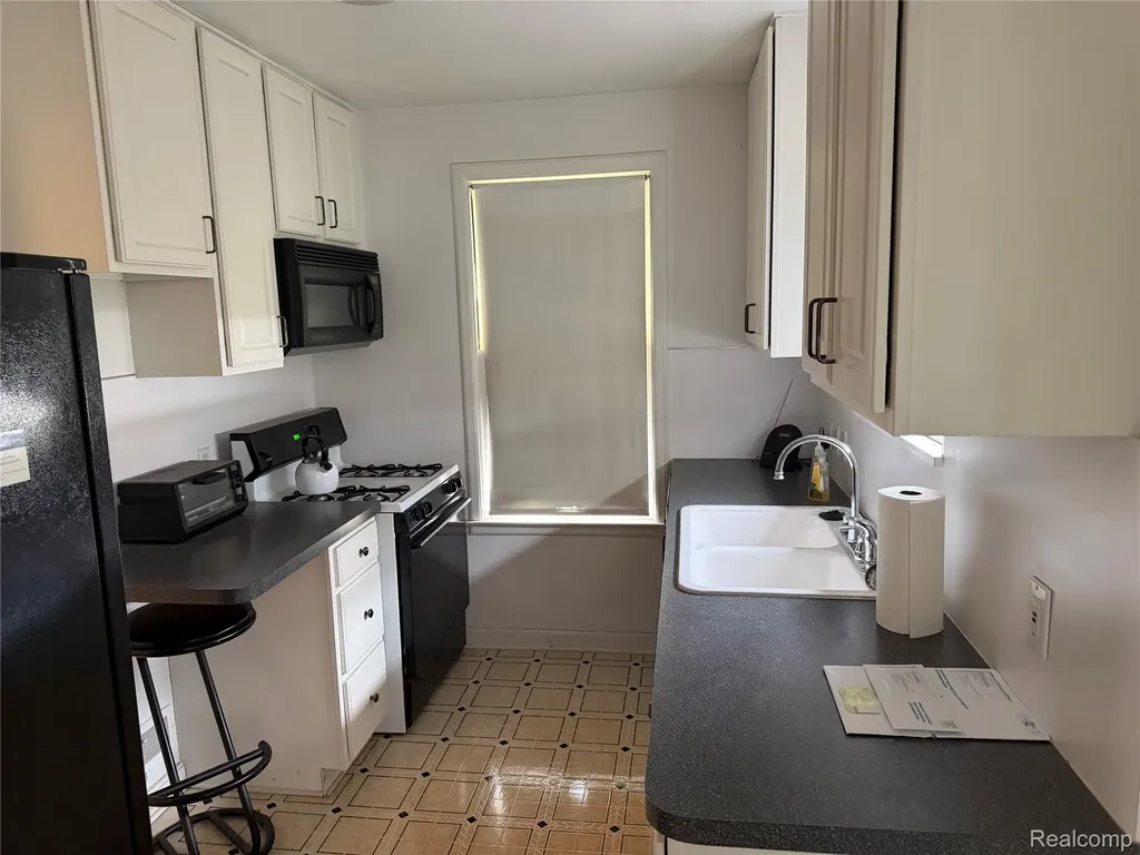 16001 Collingham Drive Detroit City MI 48205