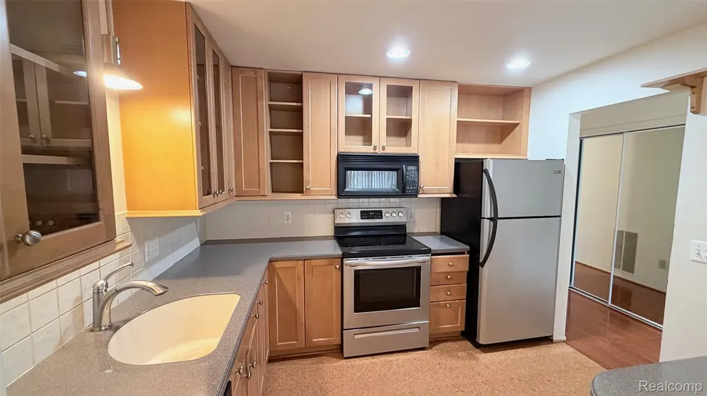 24219 Evergreen Road Southfield City MI 48075