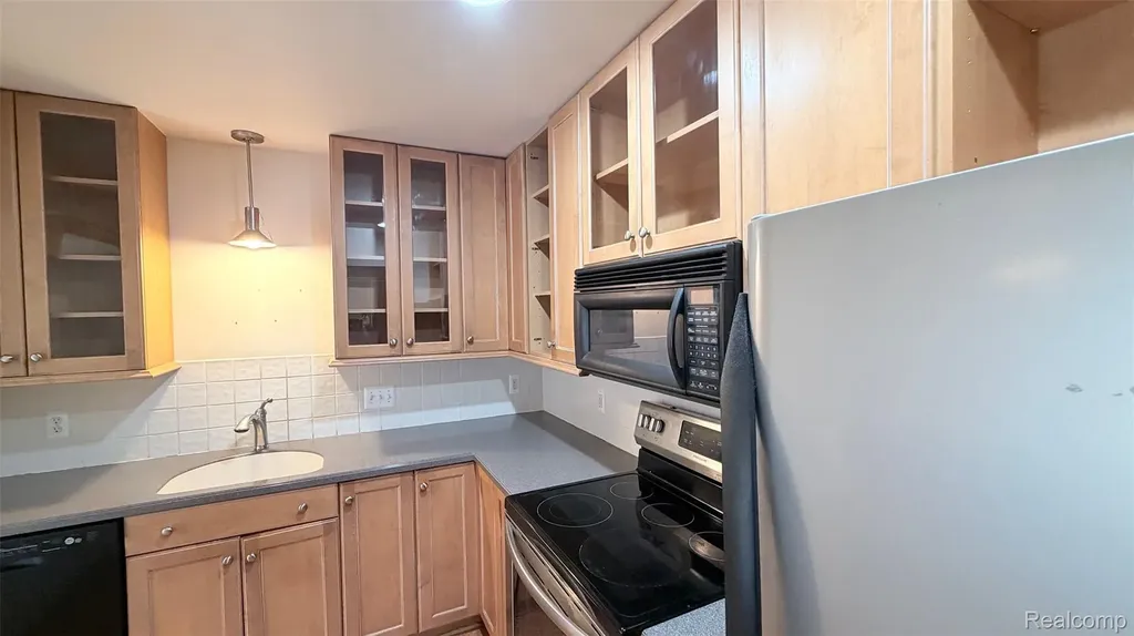 24219 Evergreen Road Southfield City MI 48075