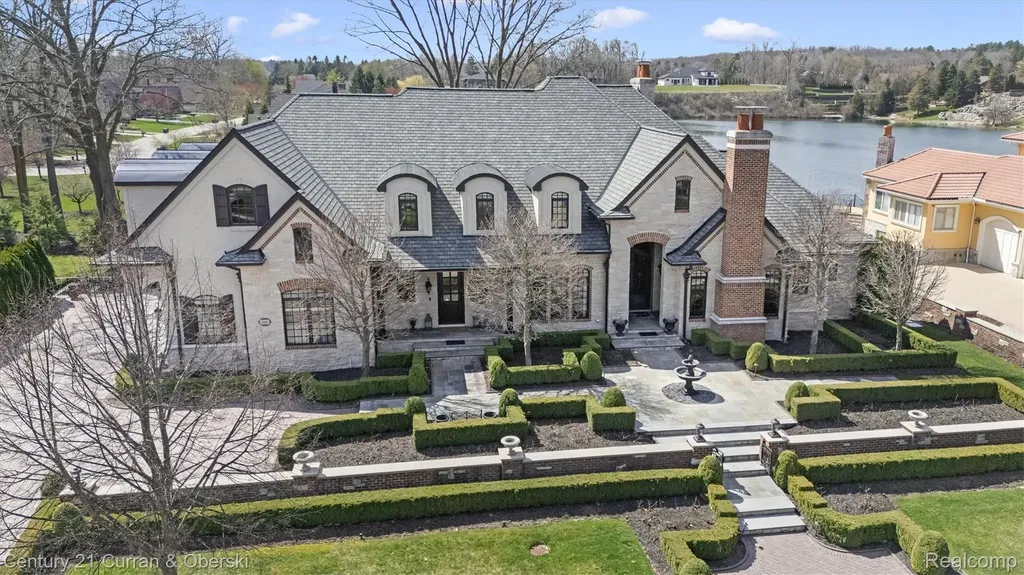 18939 Bella Vista Court Northville City MI 48168
