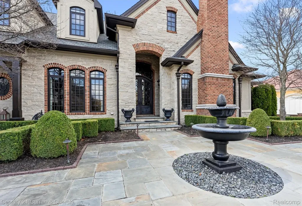 18939 Bella Vista Court Northville City MI 48168