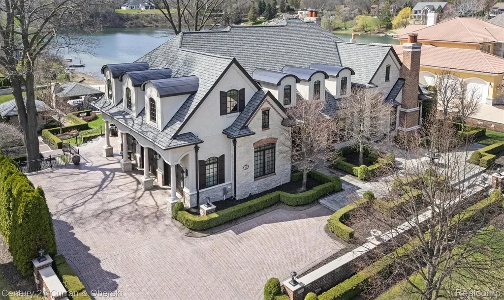 18939 Bella Vista Court Northville City MI 48168