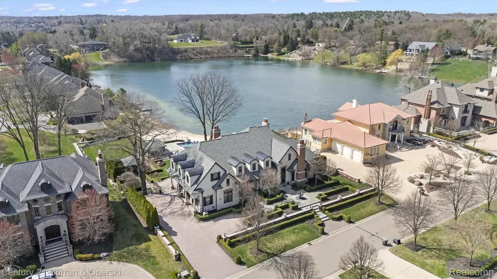 18939 Bella Vista Court Northville City MI 48168
