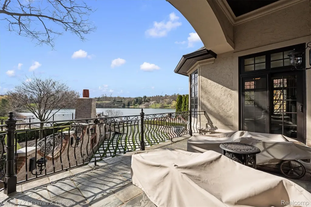 18939 Bella Vista Court Northville City MI 48168