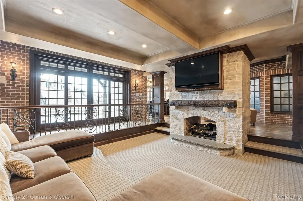 18939 Bella Vista Court Northville City MI 48168