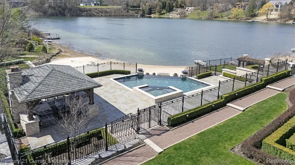 18939 Bella Vista Court Northville City MI 48168
