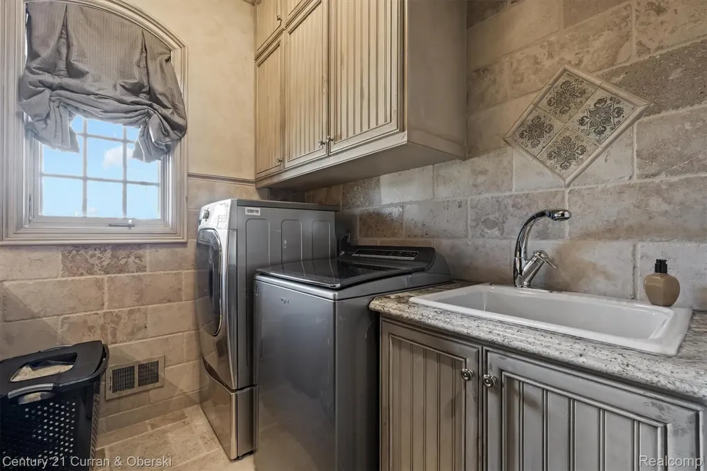 18939 Bella Vista Court Northville City MI 48168