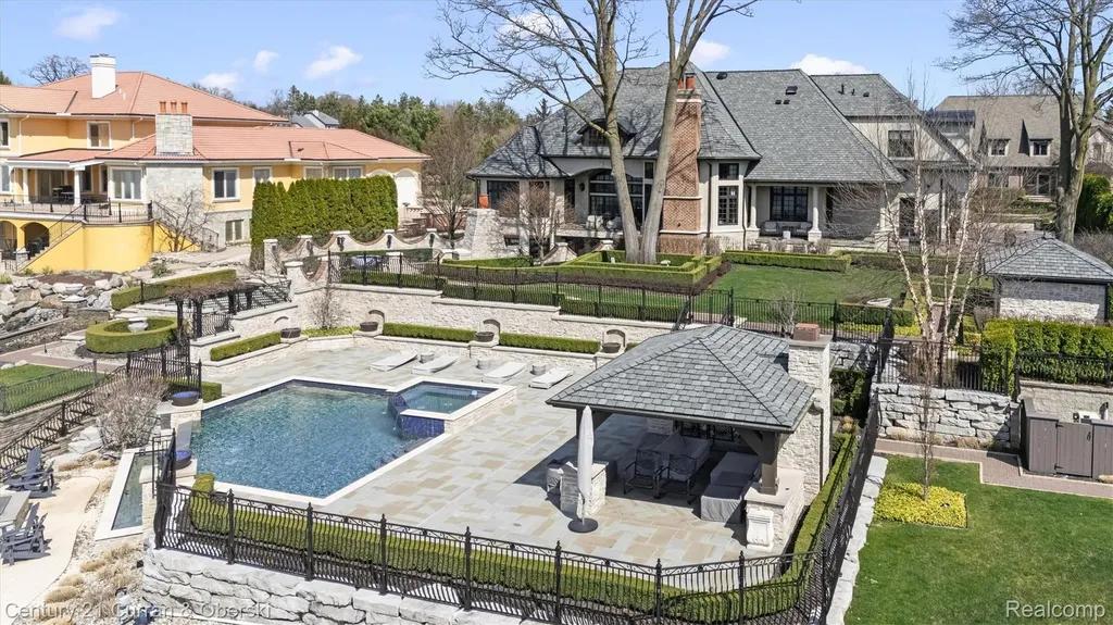 18939 Bella Vista Court Northville City MI 48168