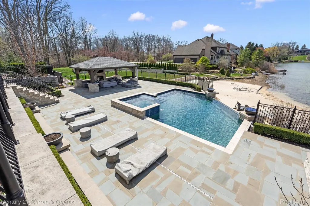 18939 Bella Vista Court Northville City MI 48168