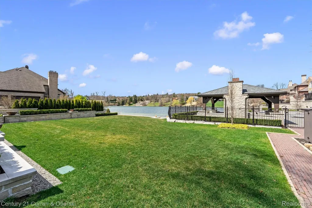 18939 Bella Vista Court Northville City MI 48168