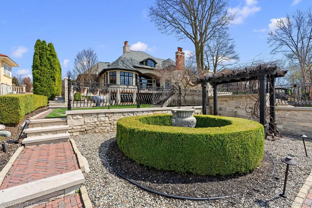 18939 Bella Vista Court Northville City MI 48168