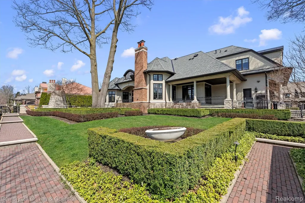 18939 Bella Vista Court Northville City MI 48168