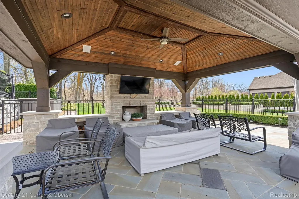 18939 Bella Vista Court Northville City MI 48168