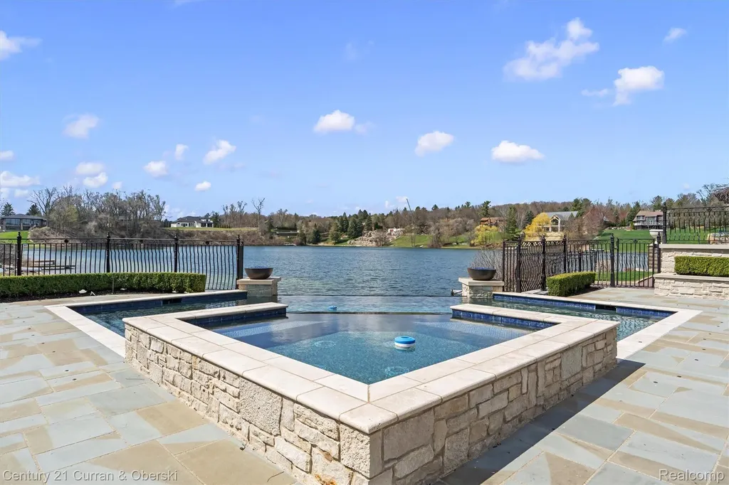 18939 Bella Vista Court Northville City MI 48168