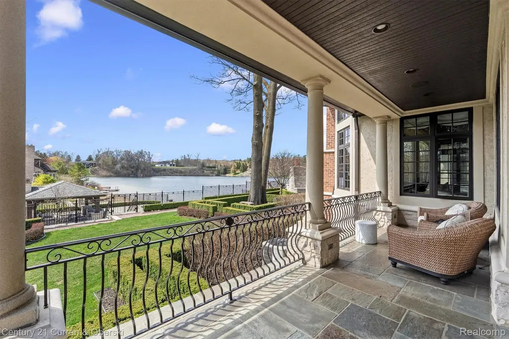 18939 Bella Vista Court Northville City MI 48168