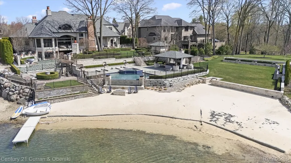 18939 Bella Vista Court Northville City MI 48168