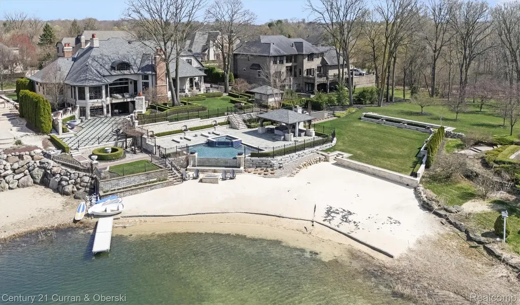 18939 Bella Vista Court Northville City MI 48168