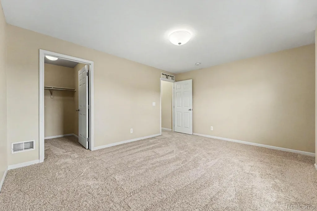 11712 Farmington Road Livonia City MI 48150