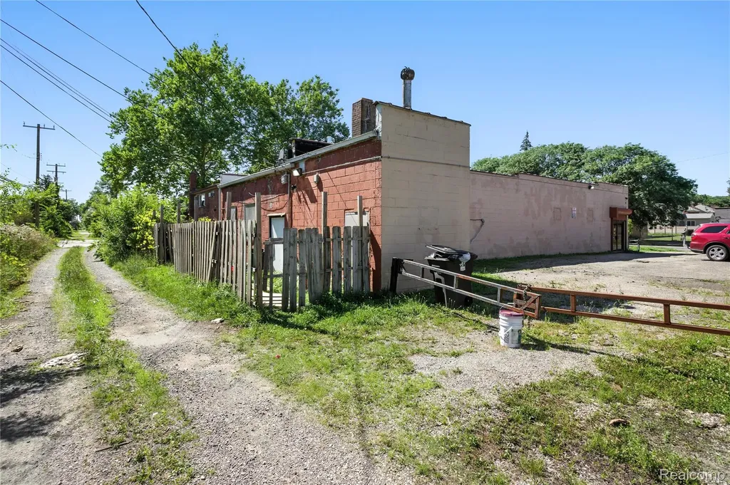 18729 Schoolcraft Detroit City MI 48223