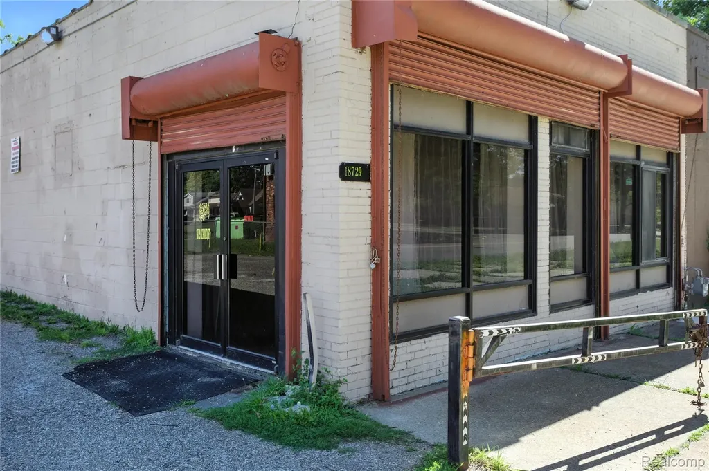 18729 Schoolcraft Detroit City MI 48223