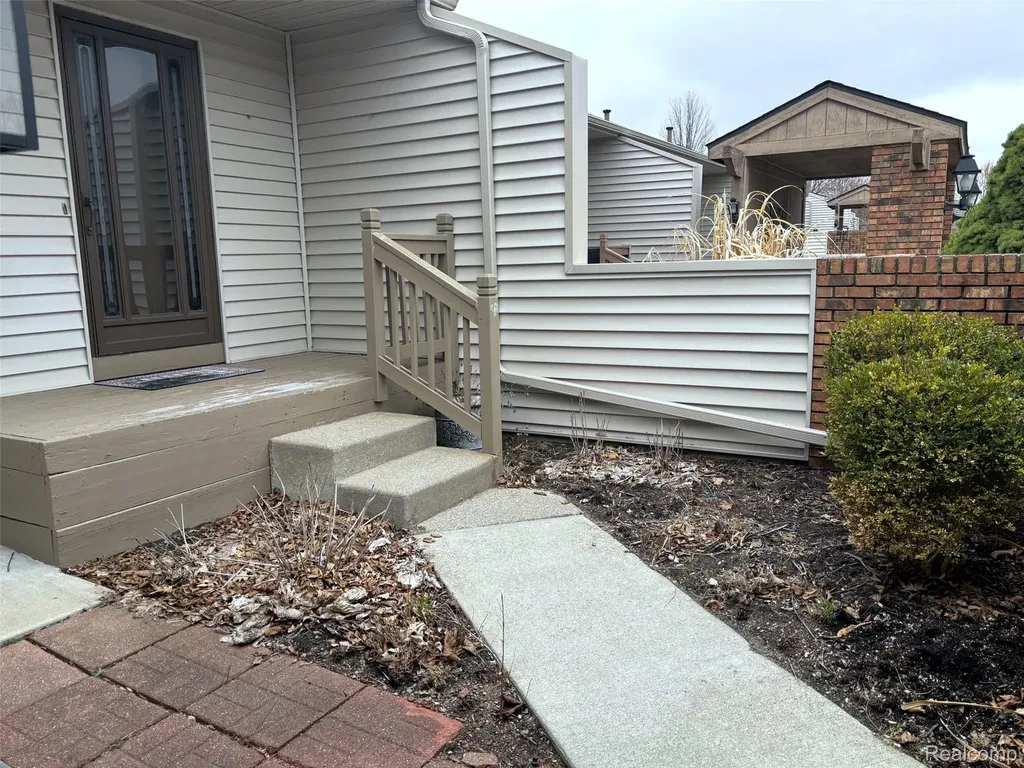 62072 Yorktown - Unit 4 South Lyon City MI 48178