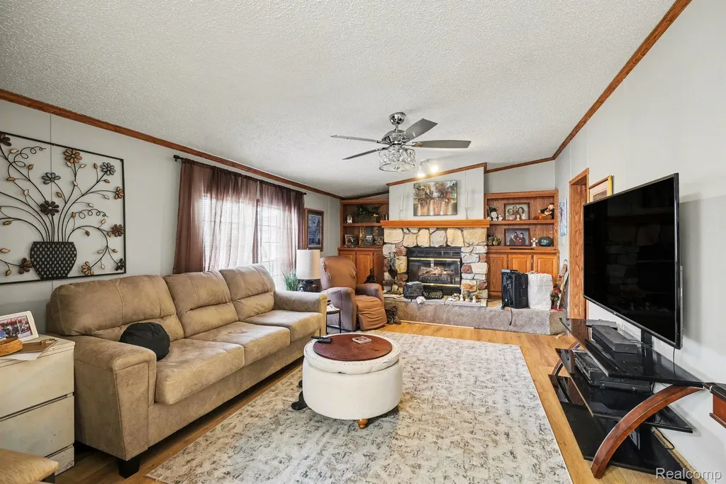 23312 Crystal Drive Clinton Charter Township MI 48036