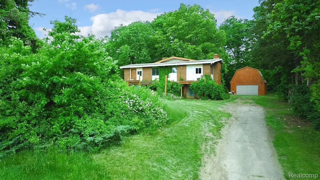 1050 Teggerdine Road White Lake Charter Township MI 48386