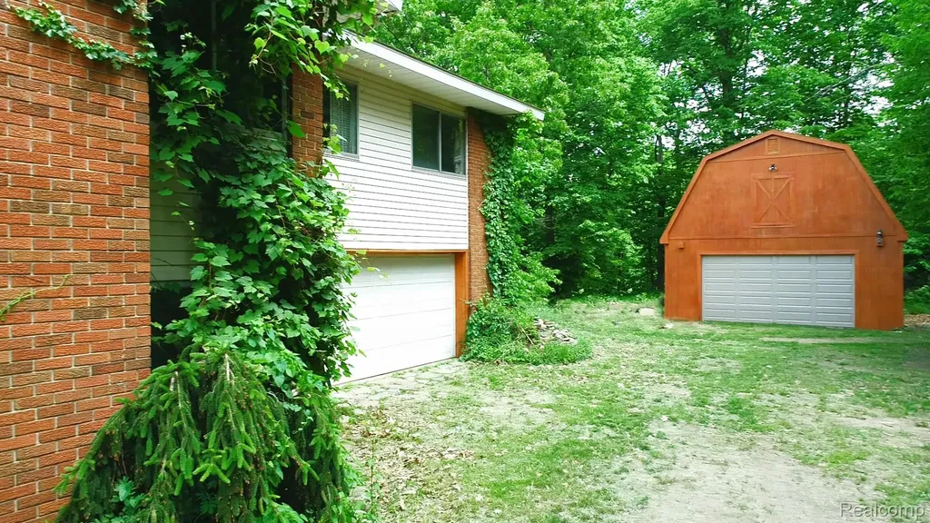 1050 Teggerdine Road White Lake Charter Township MI 48386